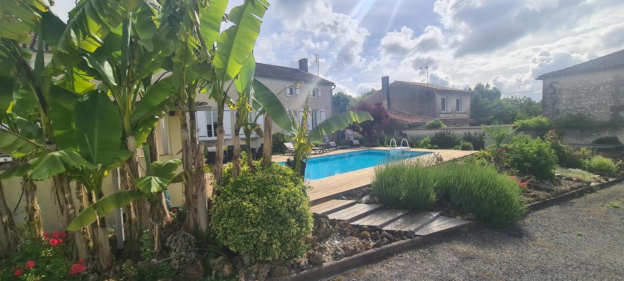 Gites De 2 A 11 Personnes Au Domaine D'Usson Echebrune Kültér fotó
