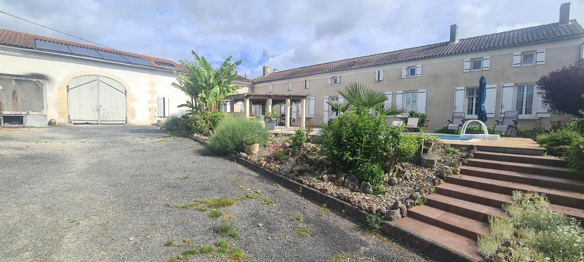 Gites De 2 A 11 Personnes Au Domaine D'Usson Echebrune Kültér fotó